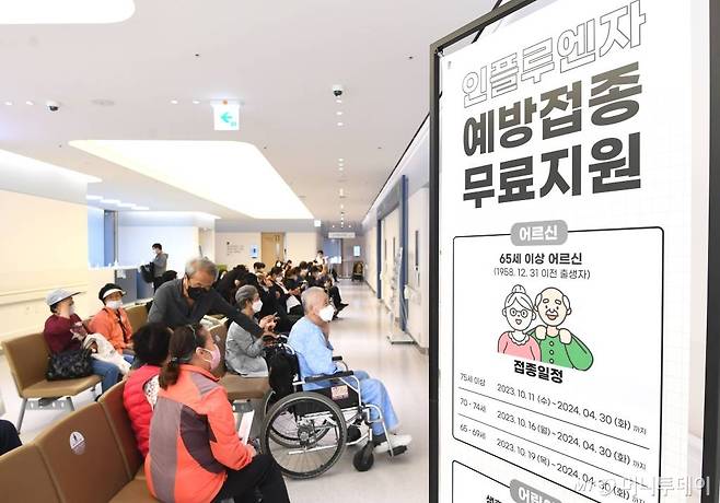 75세 이상 고령층에 대한 독감 무료 예방접종이 시작된 11일 오후 서울 강서구 부민병원에서 어르신들이 독감 무료 예방 접종을 받기 위해 기다리고 있다. /사진=머니S 장동규 기자