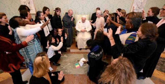 프란치스코 교황이 지난 11일(현지시간) 교황청에서 가톨릭 기도 네트워크 ‘성가정의 파수꾼’ 회원들의 예방을 받고 함께 기도하고 있다.  바티칸뉴스 홈페이지