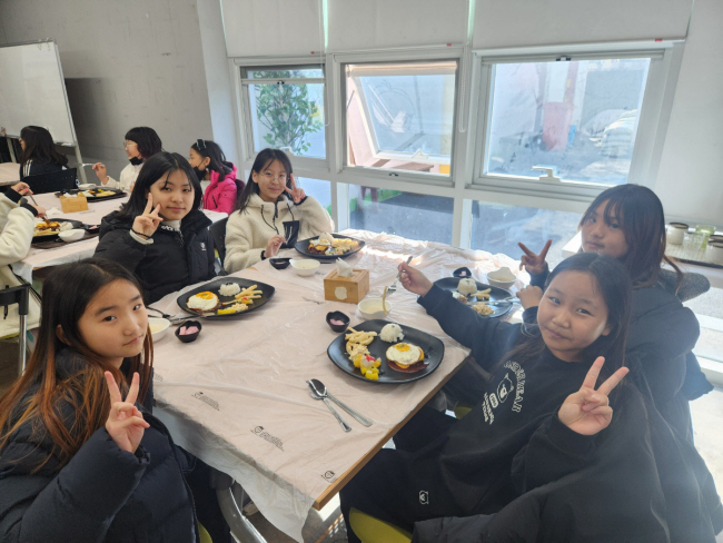 지난 16일 경남 창원시 진해구 여좌동 블라섬커뮤니티 1층에 마련된 ‘500원 식당’에서 아이들이 점심을 먹고 있다.