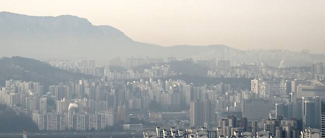 서울 용산구 남산 전망대에서 동작구 일대 아파트와 빌딩들이 보이고 있다. 사진은 기사와 직접적 관련 없음. 임세준 기자