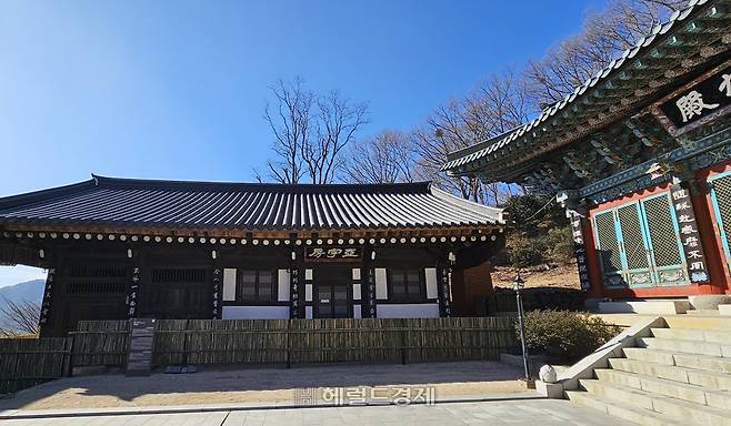 스님들의 수행공간인 아지방. 오른편은 대웅전