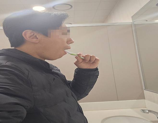 직장인 A씨가 점심 후 양치질을 하고 있다. [독자 제공]