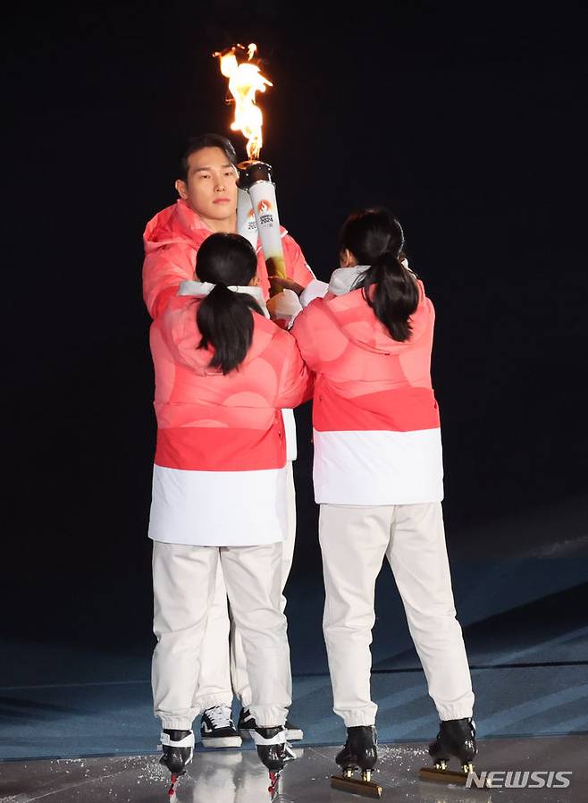 [강릉=뉴시스] 황준선 기자 = 스켈레톤 선수 윤성빈이 19일 오후 강원 강릉 스피드스케이팅 경기장에서 열린 2024 강원 동계청소년올림픽 대회 개회식에서 쇼트트랙 선수 박하은, 박가은 자매에 성화를 전달하고 있다. 2024.01.19. hwang@newsis.com