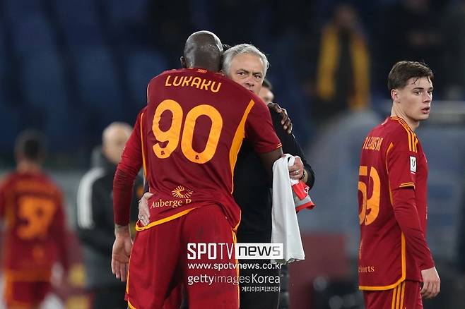 ▲ 로멜루 루카쿠가 주제 무리뉴를 안고 있다.