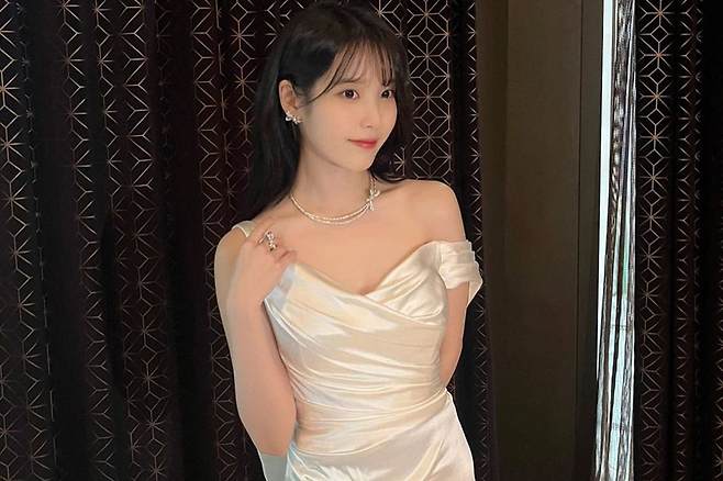 드레스 입은 아이유