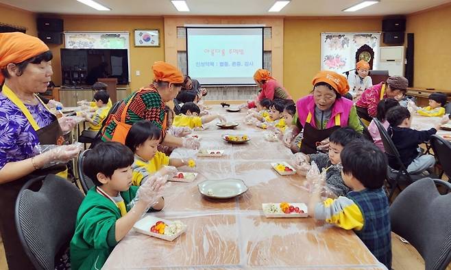 공주 정안면 고성리 농촌체험휴양마을서 음식 만들기 체험하는 어린이들 [공주시 제공. 재판매 및 DB 금지]