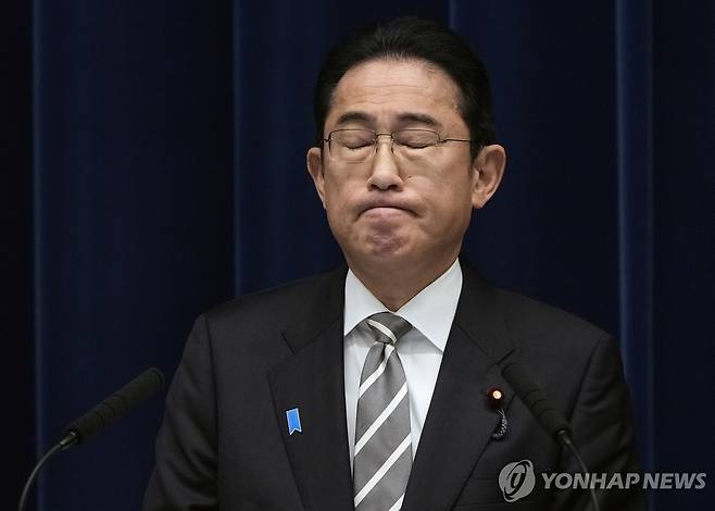 기자회견 하며 눈 질끈 감은 기시다 日 총리 (도쿄 EPA=연합뉴스) 기시다 후미오 일본 총리가 임시 국회가 끝난 작년 12월 13일 도쿄 총리실에서 기자회견을 하며 눈을 질끈 감고 있다. 기시다 총리는 이날 여당인 자민당의 비자금 의혹과 관련해 "당의 신뢰 회복을 위해 선두에 서서 임해갈 것"이라고 밝혔다. 2023.12.14 besthope@yna.co.kr