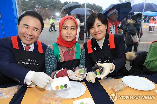 농식품부, 강릉 올림픽파크 광장에 한식 홍보관 마련 (서울=연합뉴스) = 농림축산식품부는 송미령 장관이 19일 강릉 올림픽파크 광장에 마련한 한식 홍보관을 찾았다고 밝혔다. 송 장관은 또 올림픽 공식 후원사인 제너시스BBQ 그룹이 마련한 식품관을 방문해 윤홍근 회장과 외식산업 발전 방향을 논의했다. 2024.1.19 [농림축산식품부 제공. 재판매 및 DB금지]