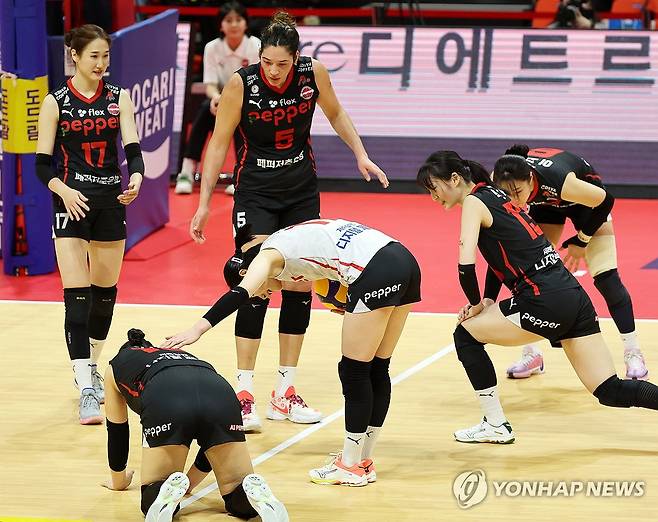 연패 늪에 빠져있는 페퍼저축은행 (광주=연합뉴스) 조남수 기자 = 19일 광주 서구 페퍼스타디움에서 열린 프로배구 V리그 여자부 페퍼저축은행과 현대견설의 경기에서 페퍼저축은행 선수들이 세트스코어 1-2로 뒤져있는 4세트에 실점하고 있다. 페퍼저축은행은 이 경기에서 패하면 구단 최다인 17연패를 또다시 기록하게 된다. 2024.1.19 iso64@yna.co.kr