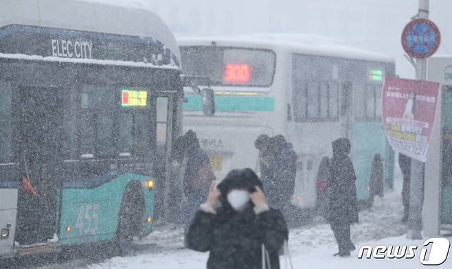 많은 눈이 내린 22일 오전 제주시 연동 거리에서 시민들이 출근길 버스를 타고 있다. 이날 제주는 전날에 이어 전역에 대설특보가 내려졌다.2023.12.22/뉴스1 ⓒ News1 고동명 기자