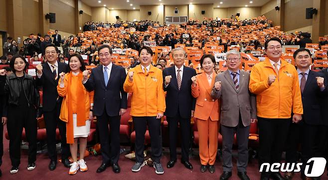 이준석 개혁신당 대표(왼쪽 다섯번째)가 20일 오후 서울 여의도 국회의사당 의원회관에서 열린 개혁신당 창당대회에서 내외빈들과 함께 파이팅 포즈를 하고 있다. 2024.1.20/뉴스1 ⓒ News1 장수영 기자