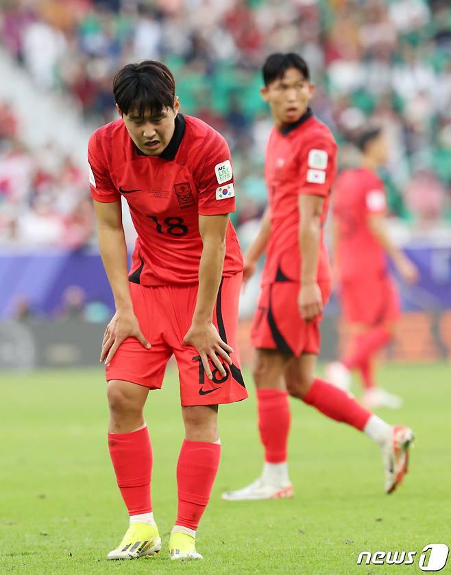 대한민국 축구대표팀 이강인이 20일(현지시간) 카타르 도하 알투마마 스타디움에서 열린 2023 아시아축구연맹(AFC) 카타르 아시안컵 조별리그 E조 조별리그 2차전 요르단과 대한민국의 경기에서 허리 통증을 느끼고 있다. 2024.1.20/뉴스1 ⓒ News1 김성진 기자