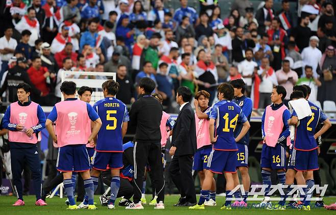 19일(현지시간) 카타르 도하 에듀케이션 시티 스타디움에서 열린 2023 아시아축구연맹(AFC) 카타르 아시안컵 이라크와 일본의 경기. 경기에서 패한 일본 선수들이 아쉬워하고 있다. 알라이얀(카타르)=박재만 기자 pjm@sportschosun.com/2023.01.19/