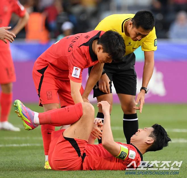 15일(현지시간) 카타르 도하 자심 빈 하마드 스타디움에서 열린 2023 아시아축구연맹(AFC) 카타르 아시안컵 대한민국과 바레인의 경기. 태클에 넘어진 손흥민을 이강인이 챙기고 있다. 도하(카타르)=박재만 기자 pjm@sportschosun.com/2023.01.15/