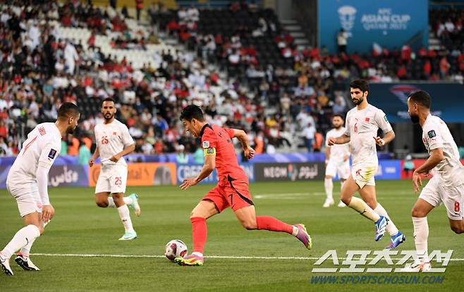 15일(현지시간) 카타르 도하 자심 빈 하마드 스타디움에서 열린 2023 아시아축구연맹(AFC) 카타르 아시안컵 대한민국과 바레인의 경기. 손흥민이 돌파를 시도하고 있다. 도하(카타르)=박재만 기자 pjm@sportschosun.com/2023.01.15/