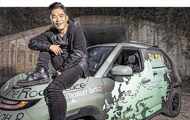 여행가 김현국이 유라시아 대륙 횡단을 함께한 경차 캐스퍼에 올라 포즈를 잡았다. 차에는 그가 다녀온 길의 지도가 그려져있다. 1996년 국내 최초로 시작한 유라시아 대륙 횡단은 이번으로 여섯 번째다. 김현국은 "우리 국민이 마음만 먹으면 시베리아를 구경할 수 있을 때까지 가고 또 가서 길을 닦아 놓겠다"고 말했다. /이신영 영상미디어 기자