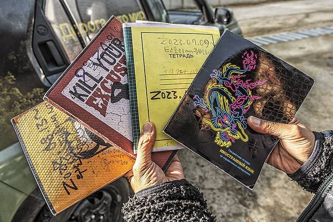 김현국씨가 유라시아를 횡단하며 매일 쓴 일기장. 1996년부터 쓴 일기장은 100권에 이른다. /이신영 영상미디어 기자