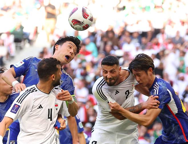 19일 카타르 알라이얀 에듀케이션 시티 스타디움에서 열린 2023 아시아축구연맹(AFC) 아시안컵 조별리그 D조 이라크와 일본의 경기에서 이라크 사드 나티크(왼쪽부터), 일본 엔도 와타루, 레빈 술라카, 이토 히로키가 공중볼 경합을 벌이고 있다./연합뉴스