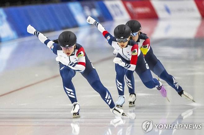 Jan 19, 2024; Kerns, Utah, USA; Team Republic of Korea left to right Soomin Kang, Chae-Eun Park, and Min-Ji Kim compete in the team sprint women during the ISU Four Continents Speed Skating Championships at the Utah Olympic Oval. Mandatory Credit: Christopher Creveling-USA TODAY Sports