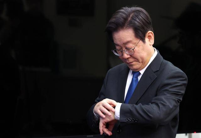 이재명 더불어민주당 대표가 19일 오전 서울 여의도 국회에서 열린 최고위원회의에 참석하고 있다. 뉴시스