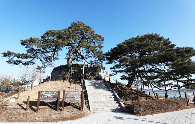 구한말 미국과 일본 군함의 상륙을 막아낸 초지진. 버스 정류소에서 걸어 10분 거리에 있다. ⓒ박준규
