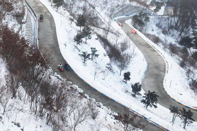 강화루지는 1.8km 두 개 코스를 운영한다. 급회전 구간에선 짜릿함이 배가된다. ⓒ박준규