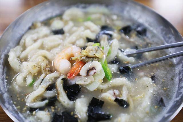 강화풍물시장의 바지락손칼국수. 해산물이 푸짐하게 들어 있다. ⓒ박준규