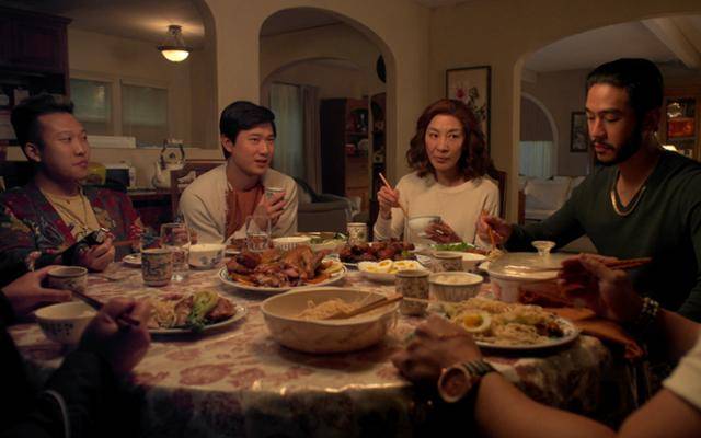 브루스(왼쪽 두 번째부터)와 어머니 엘린, 찰스는 오랜 만에 모여 식사를 함께하는 행복을 누리나 그들을 노리는 수수께끼 집단이 있다. 넷플릭스 제공