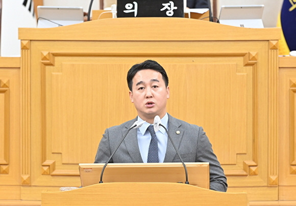 파주시의회 손성익 시의원이 5분 발언을 통해 부실시공 부실감독에 대해 질타와 대책안을 말하고 있다. [사진=파주시의회]