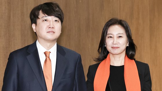 개혁신당 이준석 정강정책위원장과 허은아 창당준비위원장이 지난 18일 오전 서울 여의도 국회 소통관에서 정강정책 기자회견을 마치고 회견장을 나서고 있다. 뉴스1