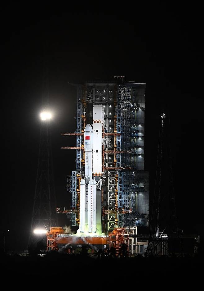 중국 화물 우주선 톈저우 7호를 실은 운반 로켓이 지난 17일 중국 남부 하이난성의 원창 우주선 발사장에서 발사되는 모습. / 사진=신화통신(Xinhua)