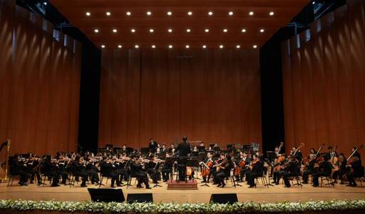 지난 18일 수원SK아트리움 대공연장에서 열린 수원시립교향악단의 ‘2024 신년음악회’에서 수원시향은 경기민요 소리꾼 송소희와 바리톤 김종표, 해금과 대금 등의 협연으로 새로운 무대를 선보였다. 수원시립교향악단 제공