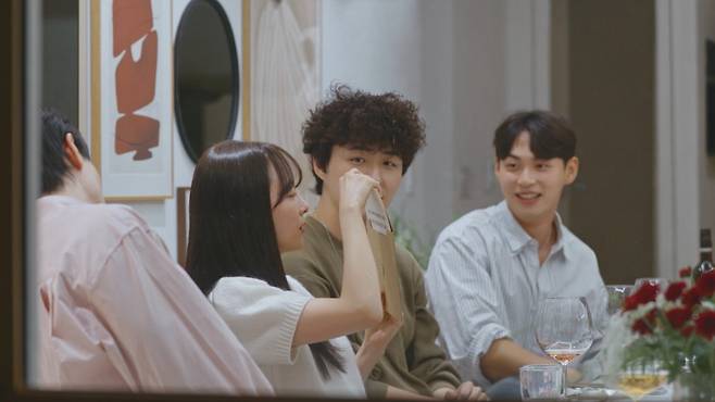 X 관계인 서경과 주원. 그 옆에서 광태(오른쪽)가 바라보고 있다.