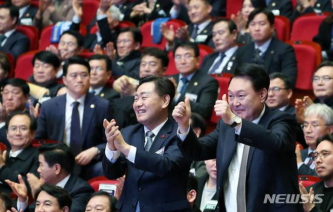 [전주=뉴시스] 전신 기자 = 윤석열 대통령이 18일 전주 덕진구 한국소리문화의전당 모악당에서 열린 전북특별자치도 출범식에서 출범 축하 공연에 엄지를 치켜세우고 있다. (대통령실통신사진기자단) 2024.01.18. photo1006@newsis.com