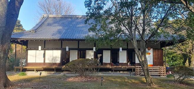 도쿄국립박물관 정원에서 서 있는 다실&nbsp;‘오쿄칸’