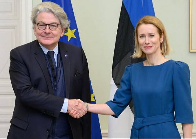 19일(현지시간) 에스토니아를 방문한&nbsp;티에리 브르통 EU&nbsp;내수시장 담당 집행위원(왼쪽)이 카야 칼라스 에스토니아 총리와 악수하고 있다. 사회관계망서비스(SNS) 캡처
