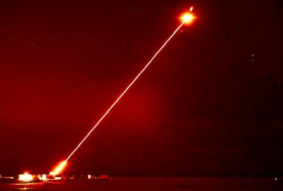 공중표적에 발사되는 레이저 무기 - 영국이 고출력 레이저 무기를 개발해 공중 표적에 시험발사하는데 성공한 것으로 전해졌다.