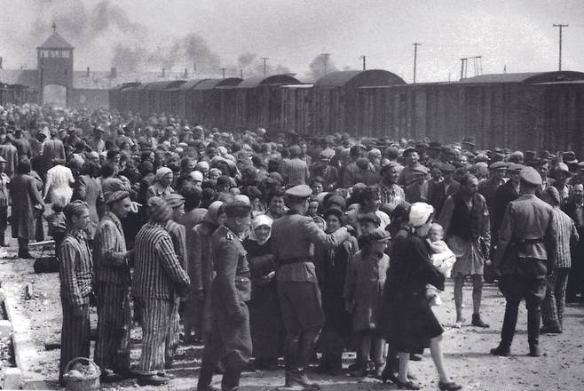 1944년 5월 독일이 점령한 폴란드의 아우슈비츠 수용소에 도착한 유대인들. 상당수 유대인이 가스실로 보내졌다. ⓒWikipedia