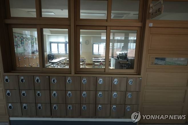 '공교육 멈춤의 날' 초등학교 빈 교실 (세종=연합뉴스) 김주형 기자 =  서울 서초구 초등학교에서 숨진 교사의 49재 일인 4일 세종시 한 초등학교 교실이 비어있다. 2023.9.4 kjhpress@yna.co.kr