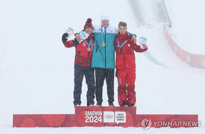 거센 눈발 날리는 시상대 (평창=연합뉴스) 김성민 기자 = 20일 오후 강원도 평창군 스키점프센터에서 열린 스키점프 남자 노멀힐에서 메달을 차지한 선수들이 시상대에 올라 기뻐하고 있다. 왼쪽부터 오스트리아 유소년 국가대표, 카자흐스탄 일리야, 폴란드 루카스 . 2024.1.20 ksm7976@yna.co.kr
