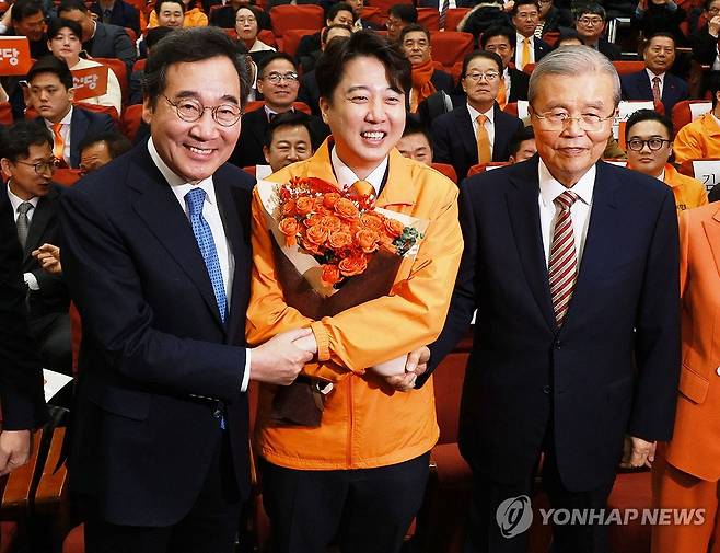 악수하는 이준석-이낙연-김종인 (서울=연합뉴스) 한종찬 기자 = 개혁신당 이준석 대표가 20일 오후 서울 국회 의원회관에서 열린 개혁신당 중앙당 창당대회에서 이낙연 새로운미래 인재영입위원장, 김종인 전 국민의힘 비상대책위원장과 악수하고 있다. . 2024.1.20 saba@yna.co.kr