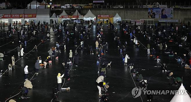 야간에 즐기는 산천어낚시 [연합뉴스 자료사진]