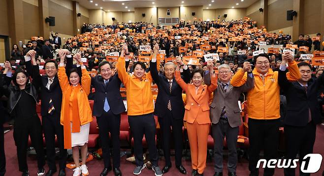 이준석 개혁신당 대표(왼쪽 다섯번째)가 20일 오후 서울 여의도 국회의사당 의원회관에서 열린 개혁신당 창당대회에서 이낙연 전 더불어민주당 대표(왼쪽 네번째), 김종인 전 국민의힘 비상대책위원장(왼쪽 여섯번째), 금태섭 새로운선택 공동대표(왼쪽 두번째), 양향자 한국의희망 대표(왼쪽 일곱번째), 조응천 미래대연합 공동창당위원장(왼쪽 여덟번째), 김종민 미래대연합 공동창당위원장(오른쪽) 등 내외빈들과 함께 손을 들어보이고 있다. 2024.1.20/뉴스1 ⓒ News1 장수영 기자