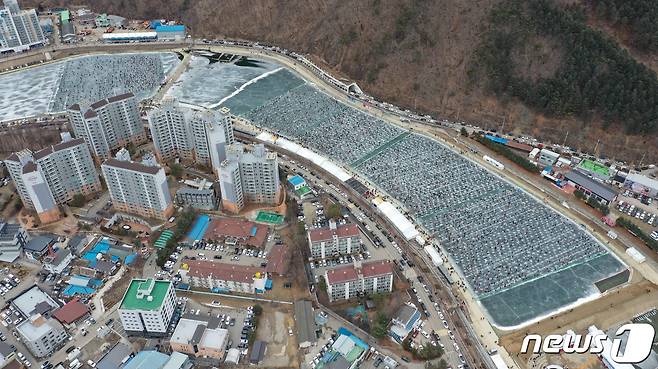 20일 ‘2024 화천산천어축제’가 열리고 있는 강원 화천군 화천읍 화천천 일대 얼음판을 관광객들이 가득 메우고 있다. 이달 6일 개막한 올해 축제는 15일 만인 지난 20일을 기준으로 누적 관광객 100만명을 넘어섰다. (화천군 제공)/뉴스1 ⓒ News1 이종재 기자