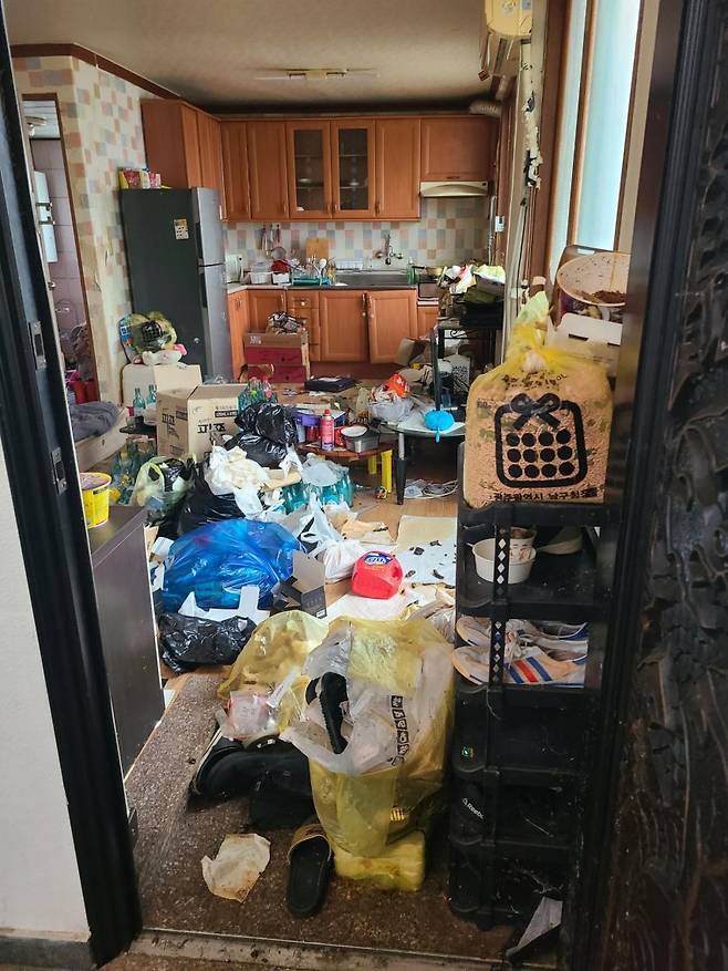 (서울=뉴스1) 김학진 기자 = 1년 넘게 연락이 닿지 않은 세입자가 결국 잠적해 집을 찾아갔지만 쓰레기만 가득했다는 사연이 전해졌다. 디시인사이드 갈무리