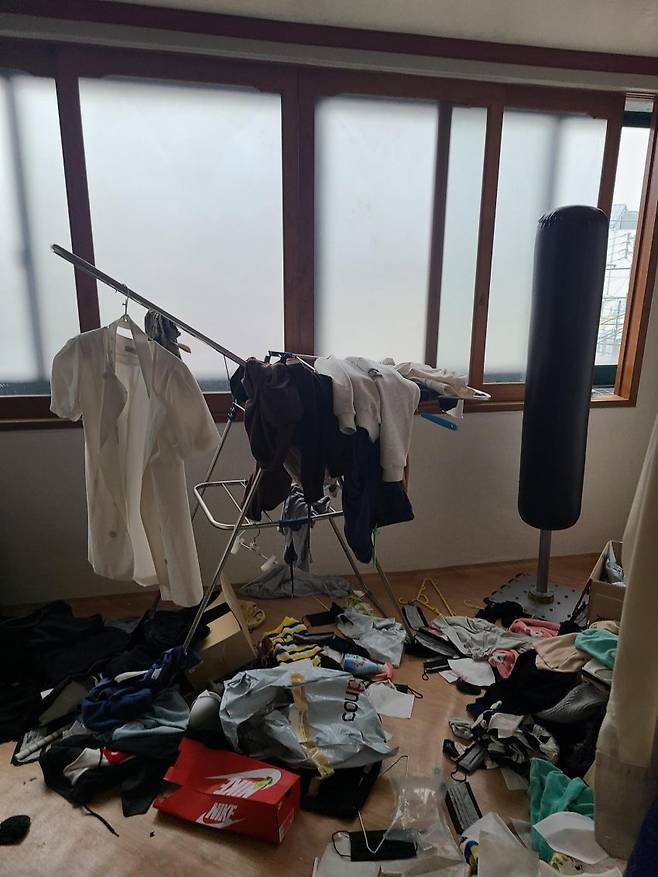 1년 넘게 연락이 닿지 않은 세입자가 결국 잠적해 집을 찾아갔지만 쓰레기만 가득했다는 사연이 전해졌다. 디시인사이드 갈무리
