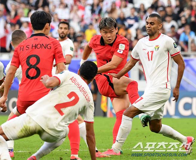 20일(현지시간) 카타르 도하 알투마마 스타디움에서 열린 2023 아시아축구연맹(AFC) 카타르 아시안컵 대한민국과 요르단의 경기. 오현규가 슈팅을 시도하고 있다. 도하(카타르)=박재만 기자 pjm@sportschosun.com/2023.01.20/