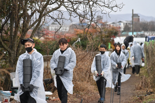 81FC가 지난 20일 논산시 연무읍 일원에서 조창욱 회장을 비롯한 회원과 가족 50여 명이 참여해 사랑의 연탄 나눔 봉사활동을 펼쳤다. 사진=81FC 제공