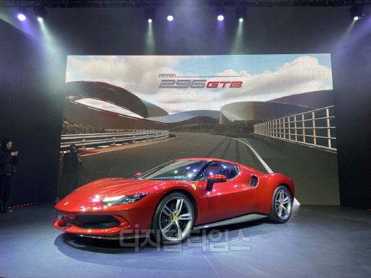 페라리 296 GTB.