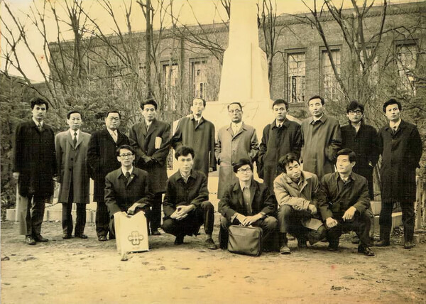 고 박홍규(뒤 왼쪽 넷째) 교수 등 서울대 철학과 교수와 학생들이 1970년대 초 찍은 사진이다. 뒤 맨 왼쪽이 필자 기종석 교수이다.                             기종석 교수 제공